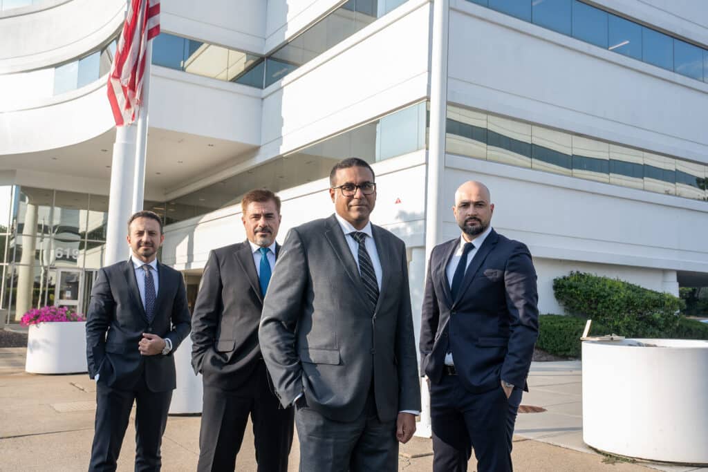 Onal Gallant Hukuk Bürosu ortakları büro binasının önünde
